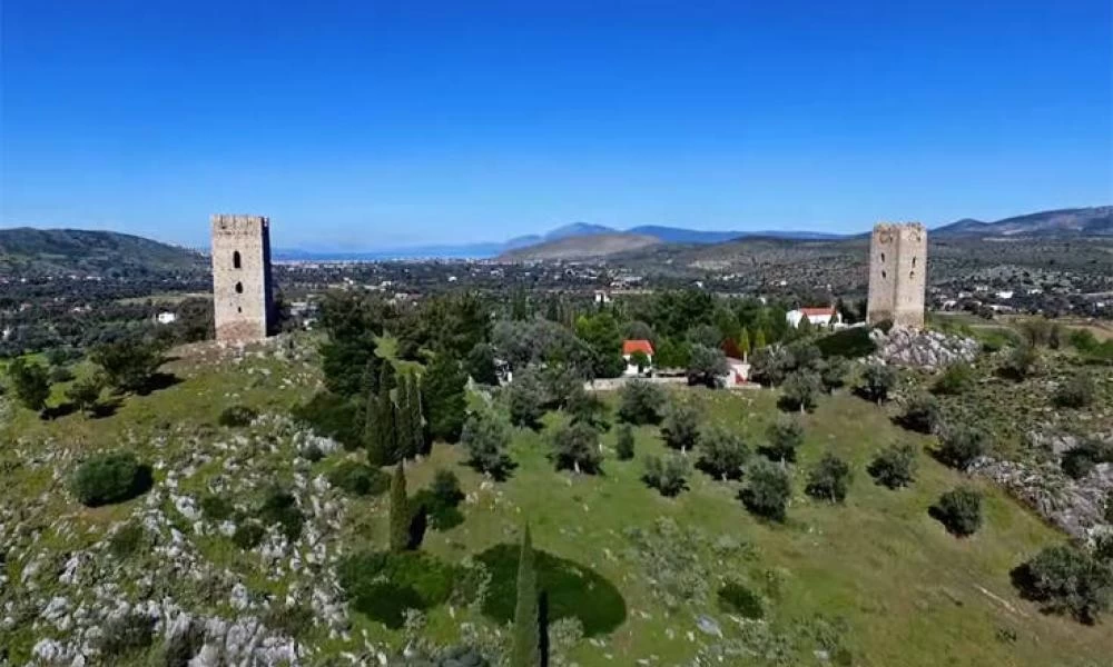 Κι όμως η Ελλάδα έχει τους δικούς της δίδυμους πύργους... στην Εύβοια!